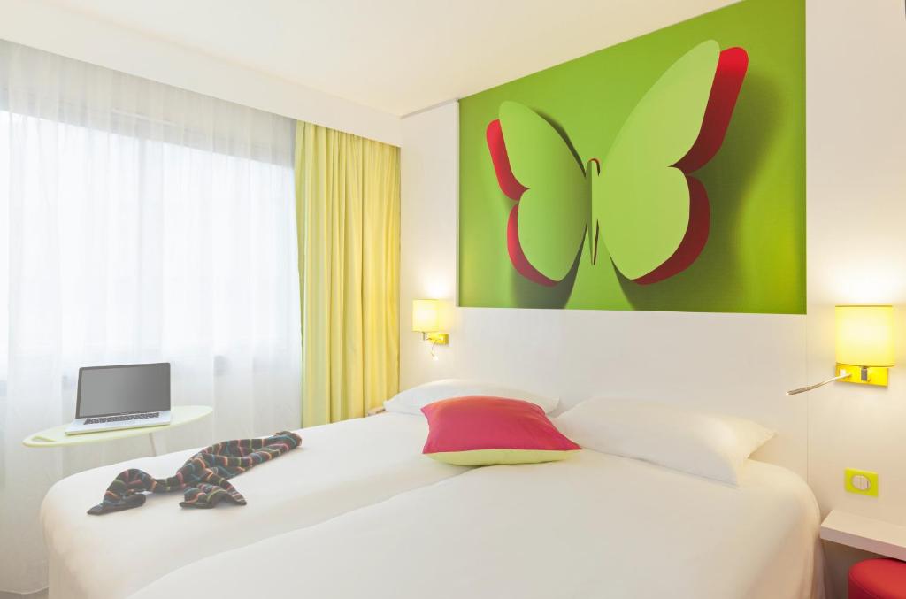 Postel nebo postele na pokoji v ubytování ibis Styles Bordeaux Saint Médard