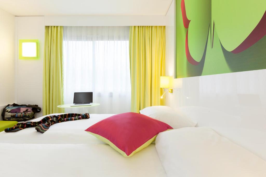 TV a/nebo společenská místnost v ubytování ibis Styles Bordeaux Saint Médard