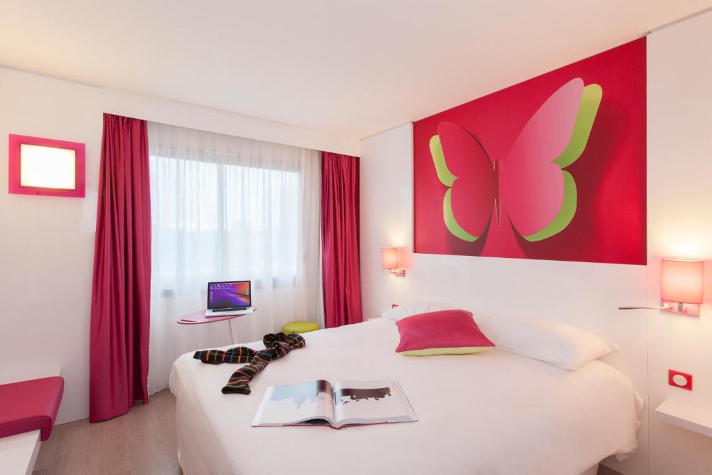 Postel nebo postele na pokoji v ubytování ibis Styles Bordeaux Saint Médard