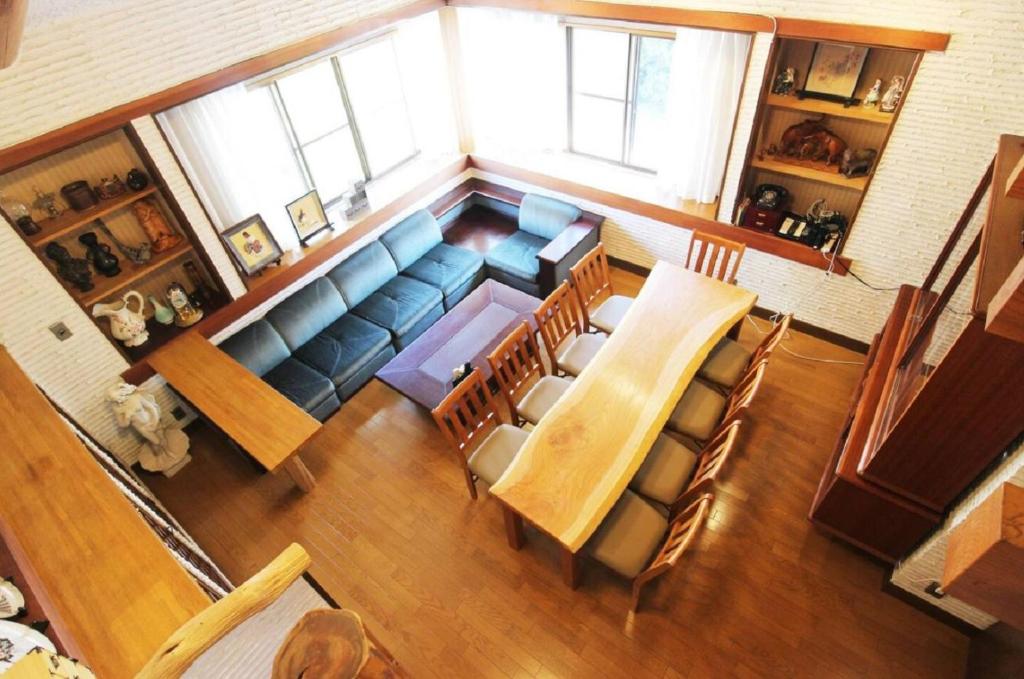 an overhead view of a living room with a blue couch at Yadokari Osaka in Neyagawa