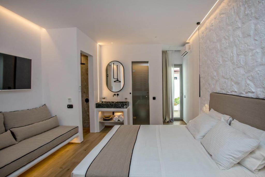 un soggiorno con divano e TV di Levantes Luxury Suites II a Città di Tinos