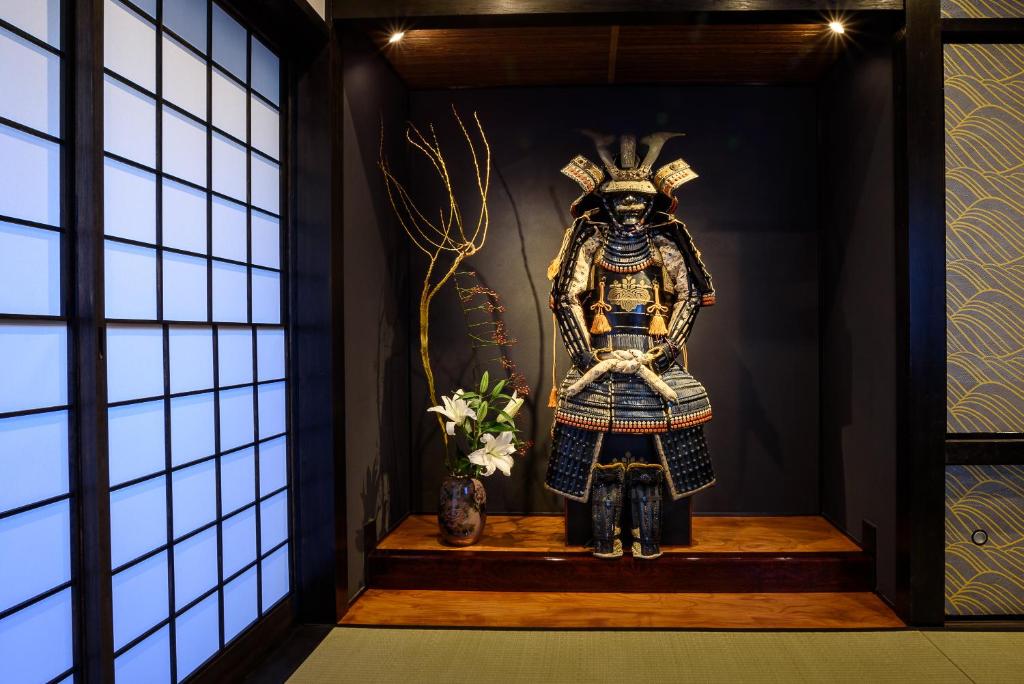 statua di un samurai in una stanza con finestre di Gojozaka Samurai Machiya a Kyoto