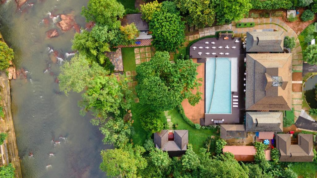 Bazén v ubytování Phumontra Resort Nakhon Nayok nebo v jeho okolí