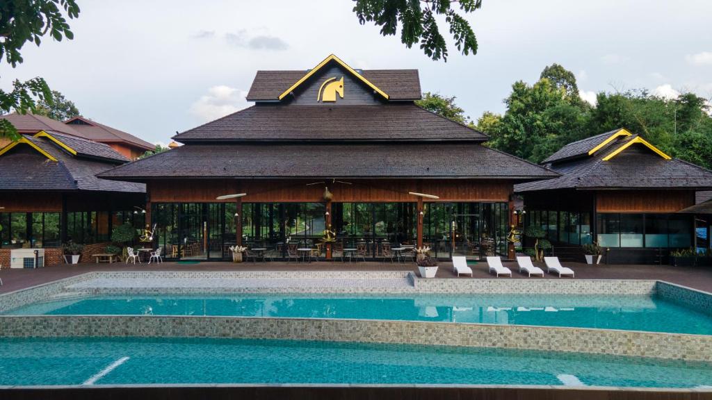 Bazén v ubytování Phumontra Resort Nakhon Nayok nebo v jeho okolí
