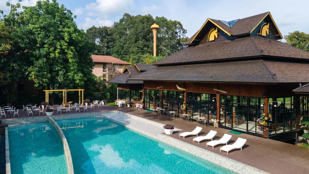 Bazén v ubytování Phumontra Resort Nakhon Nayok nebo v jeho okolí