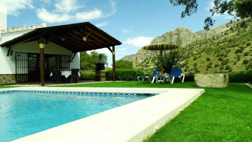Bazén v ubytovaní Casa Rural El Chaparro alebo v jeho blízkosti