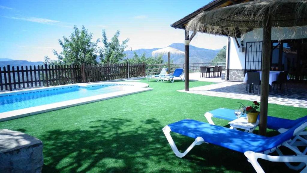 Bazén v ubytovaní Casa Rural El Chaparro alebo v jeho blízkosti