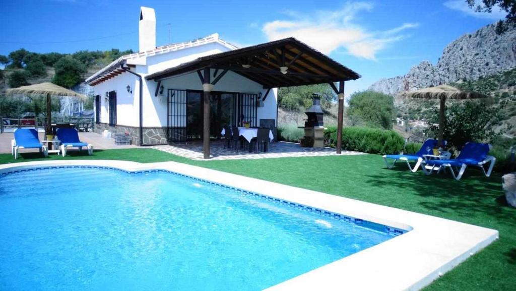 Bazén v ubytovaní Casa Rural El Chaparro alebo v jeho blízkosti