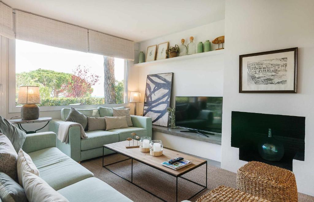 TV a/nebo společenská místnost v ubytování Bell Mar - Despierta con la brisa marina en este apartamento de la Costa Brava