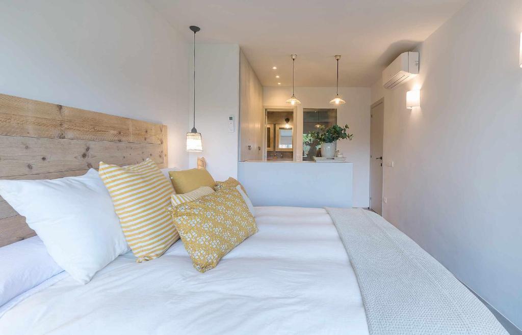 Postel nebo postele na pokoji v ubytování Bell Mar - Despierta con la brisa marina en este apartamento de la Costa Brava