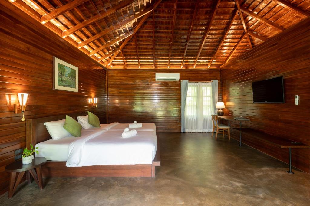 Postel nebo postele na pokoji v ubytování Phumontra Resort Nakhon Nayok
