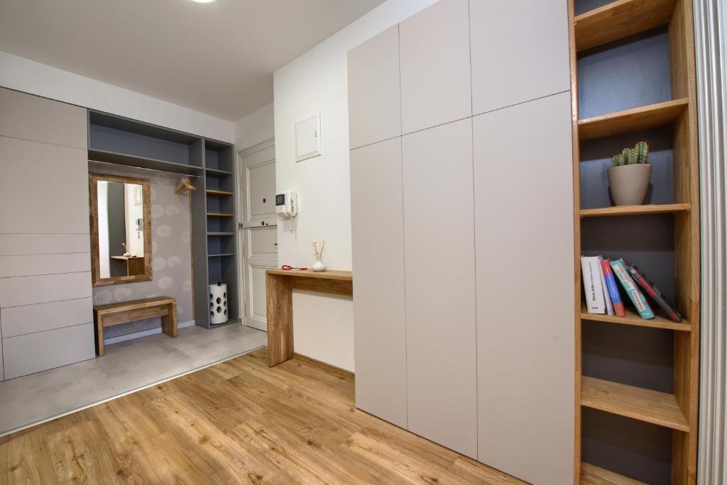 Knihovna v apartmánu