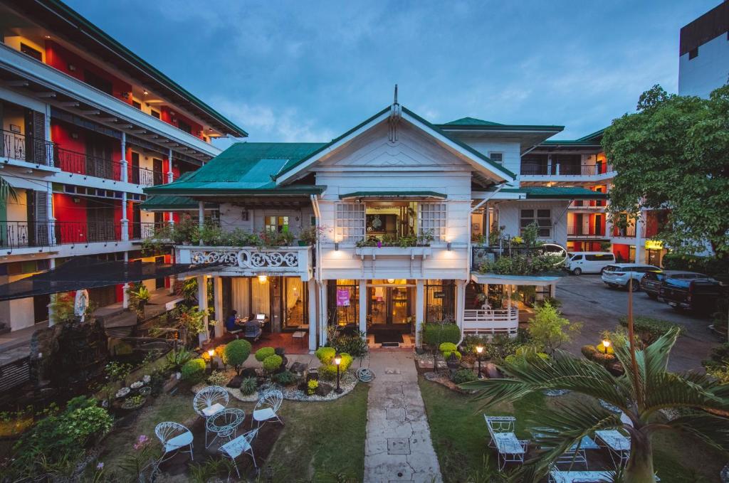 uma vista aérea de um edifício com um pátio em Rosvenil Hotel em Tacloban