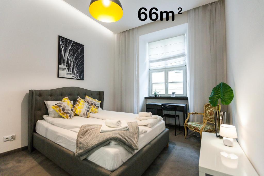 En eller flere senge i et værelse på Vintage Tomasza Apartment