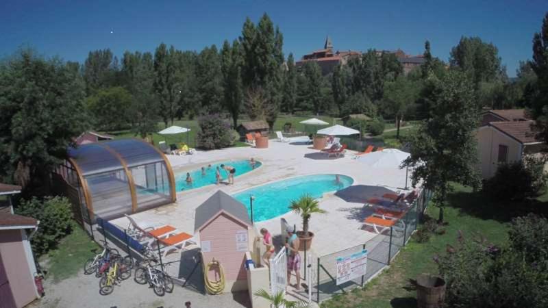 une grande piscine dans un complexe dans l'établissement Le Hameau des Genets, à Montlaur