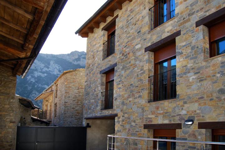 un edificio de piedra con una puerta delante en Estasía, en Sopeira