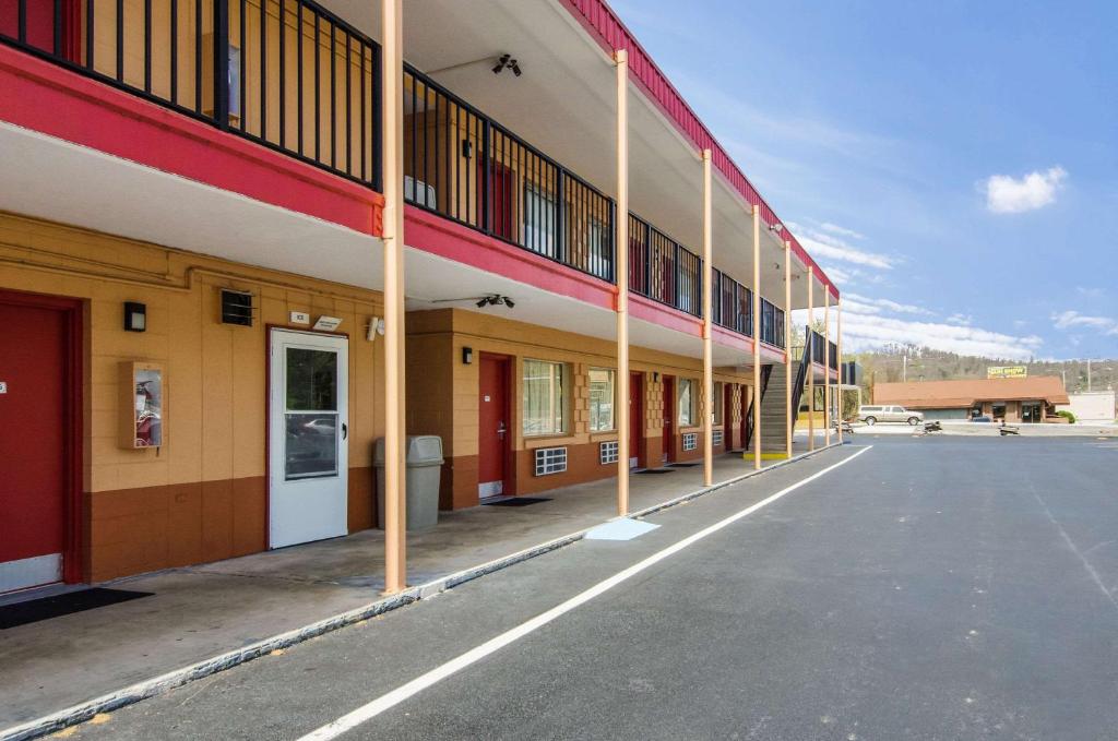 an empty street in front of a building at Econo Lodge Near Motor Speedway in Bristol