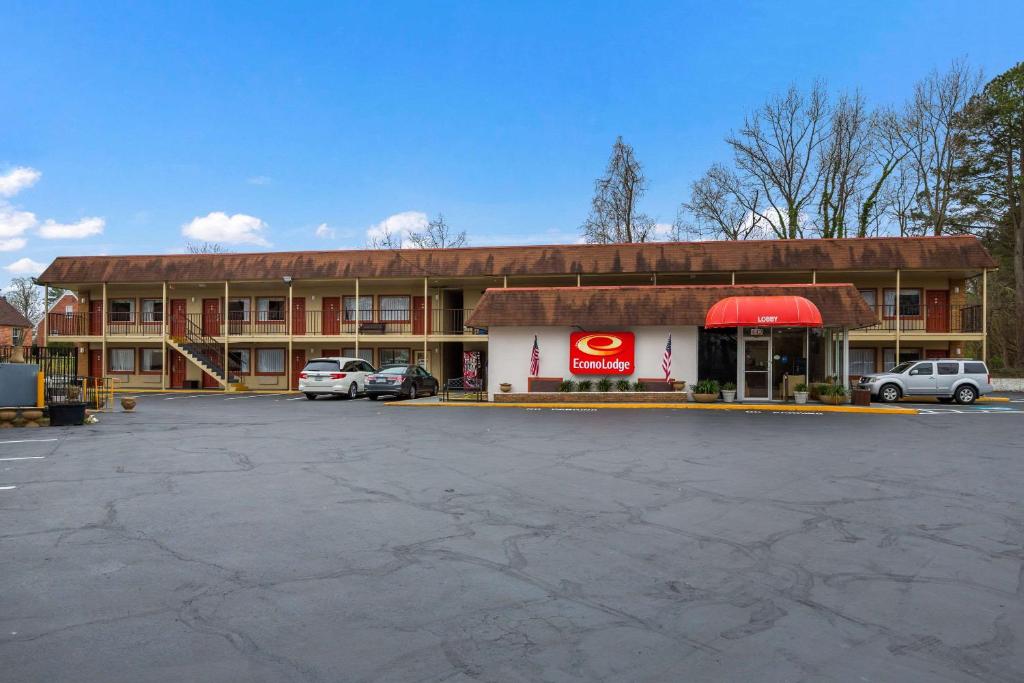 un edificio con un cartel de coca cola en un estacionamiento en Econo Lodge Historic Area, en Williamsburg