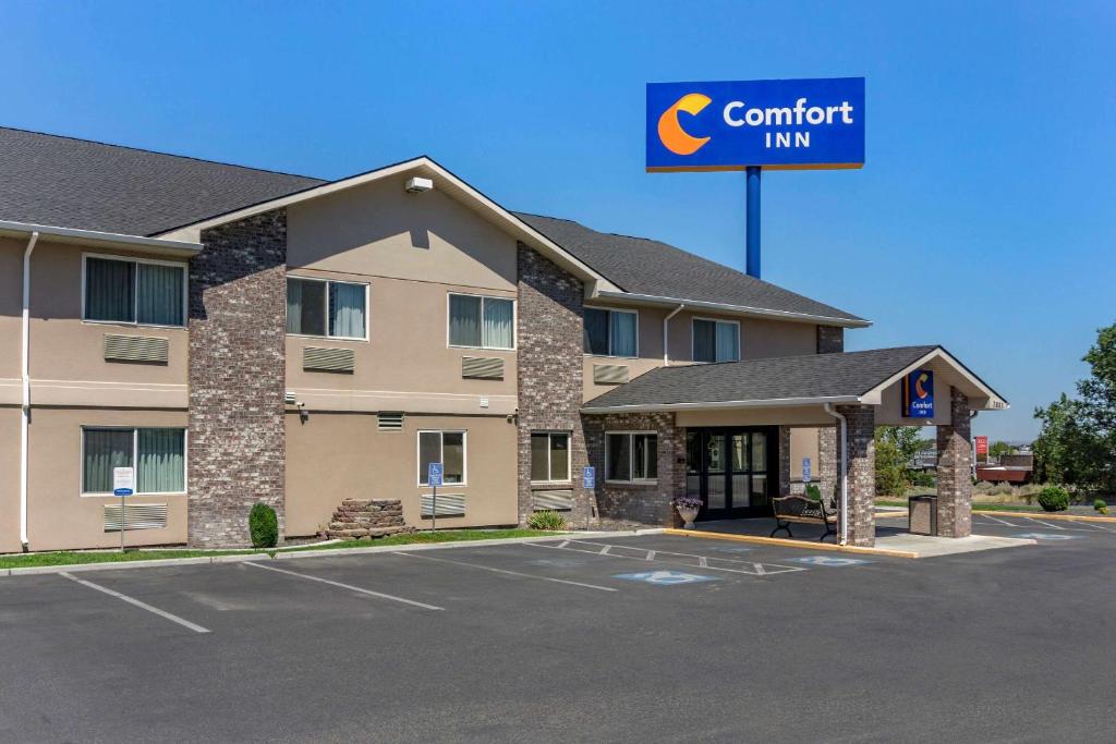 a building with a sign for a comfort inn at Comfort Inn Kennewick Richland in Kennewick