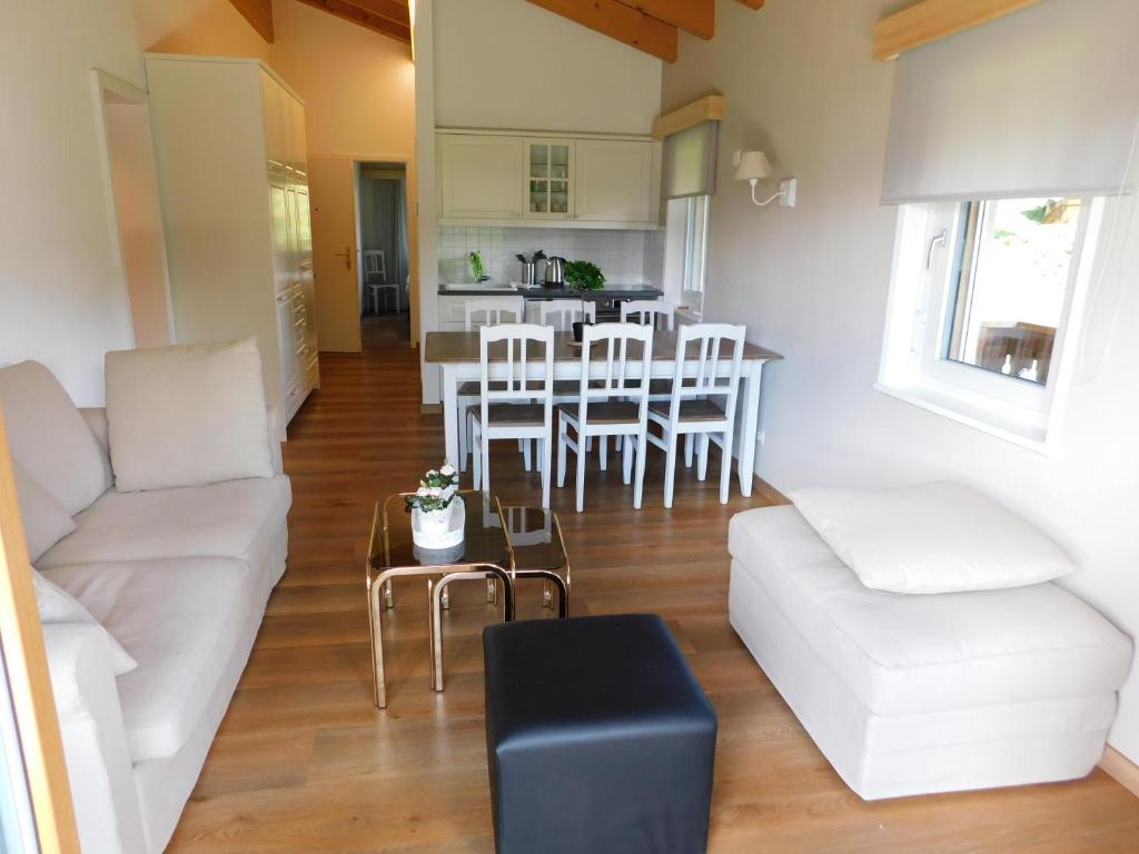 貝爾瓦爾德的住宿－Residence Edelweiss C334，客厅配有白色的沙发和桌子