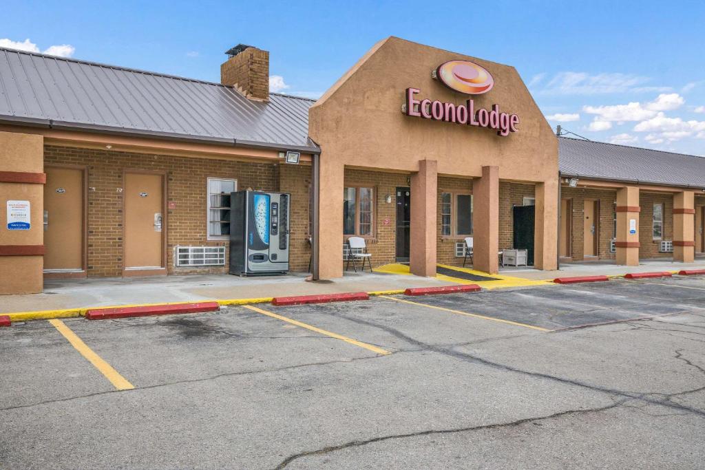 una fachada de una tienda de electrodomésticos con un estacionamiento en Econo Lodge, en Cameron