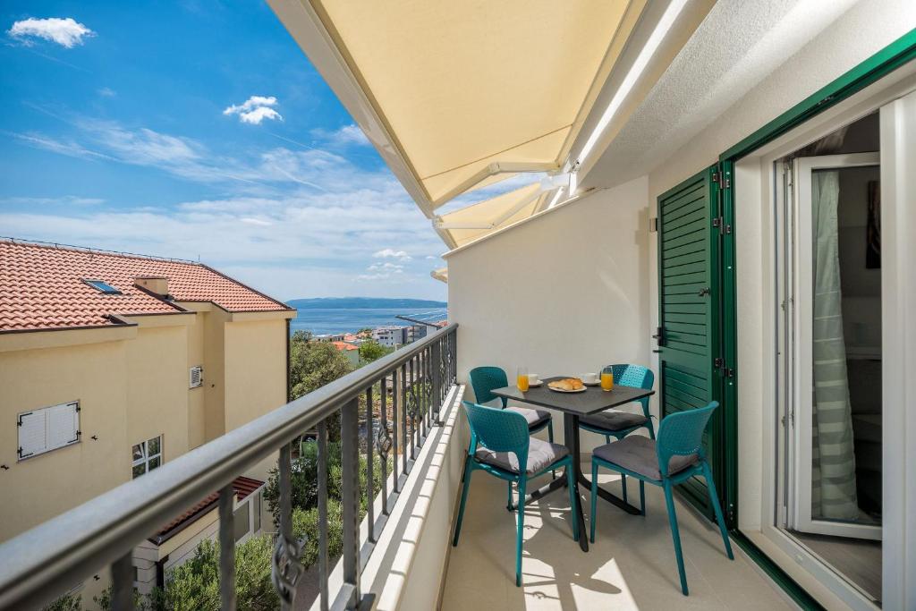 balcón con mesa, sillas y vistas en Mare en Makarska