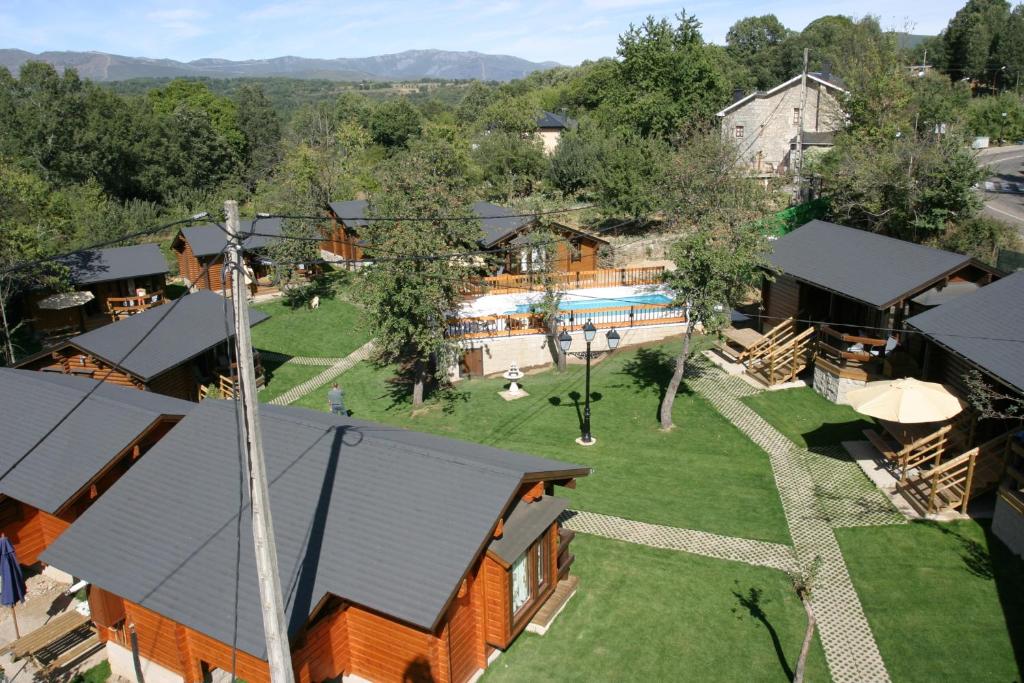 an aerial view of a resort with a large yard at Cabañas El Ruso in Galende