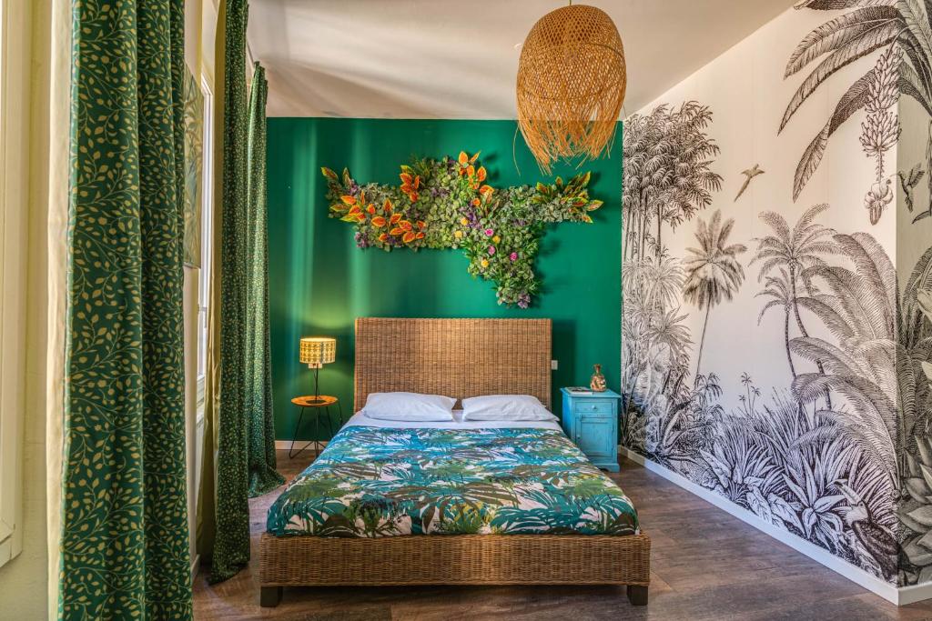 フィレンツェにあるCoderoomsの緑の壁のベッドルーム1室
