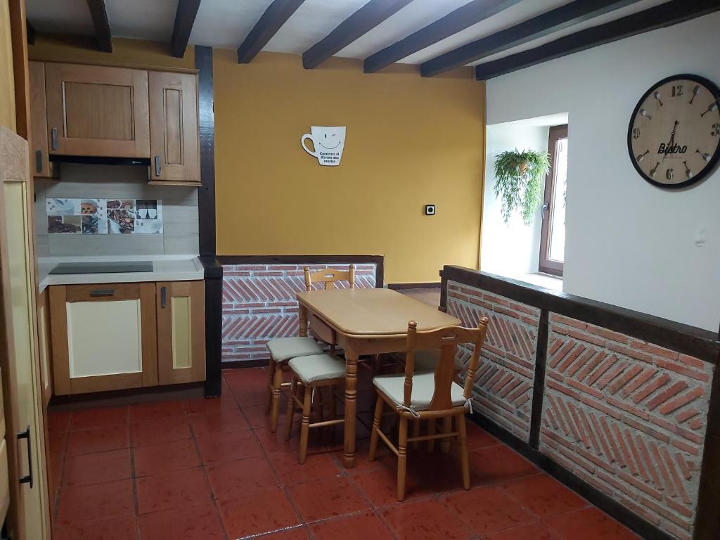 Kuchyň nebo kuchyňský kout v ubytování Casa Rural Valle de Altamira