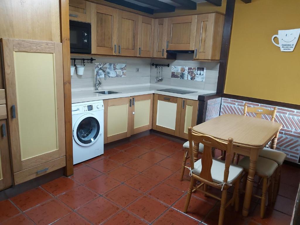 Kuchyň nebo kuchyňský kout v ubytování Casa Rural Valle de Altamira