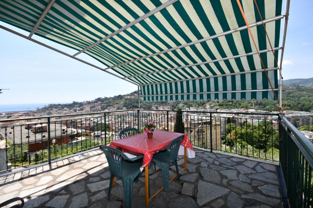 patio con mesa y sillas en el balcón en Casa del Menegotto, en Rapallo