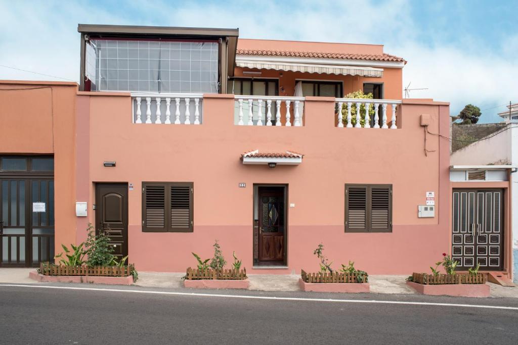 Casa de color rosa con balcón en Casa del Molino, en Icod de los Vinos