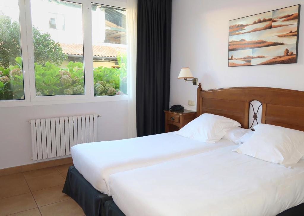 Posteľ alebo postele v izbe v ubytovaní Hotel Gudamendi