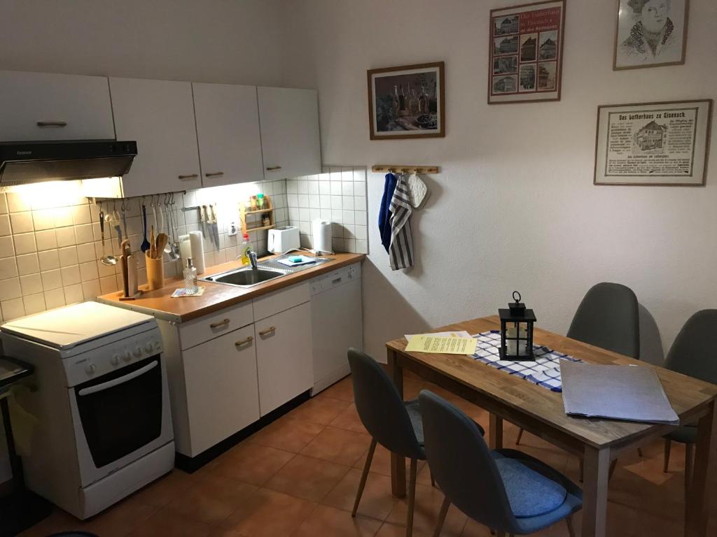 アイゼナハにあるFerienwohnungen Enderの小さなキッチン(テーブル、テーブル、椅子付)