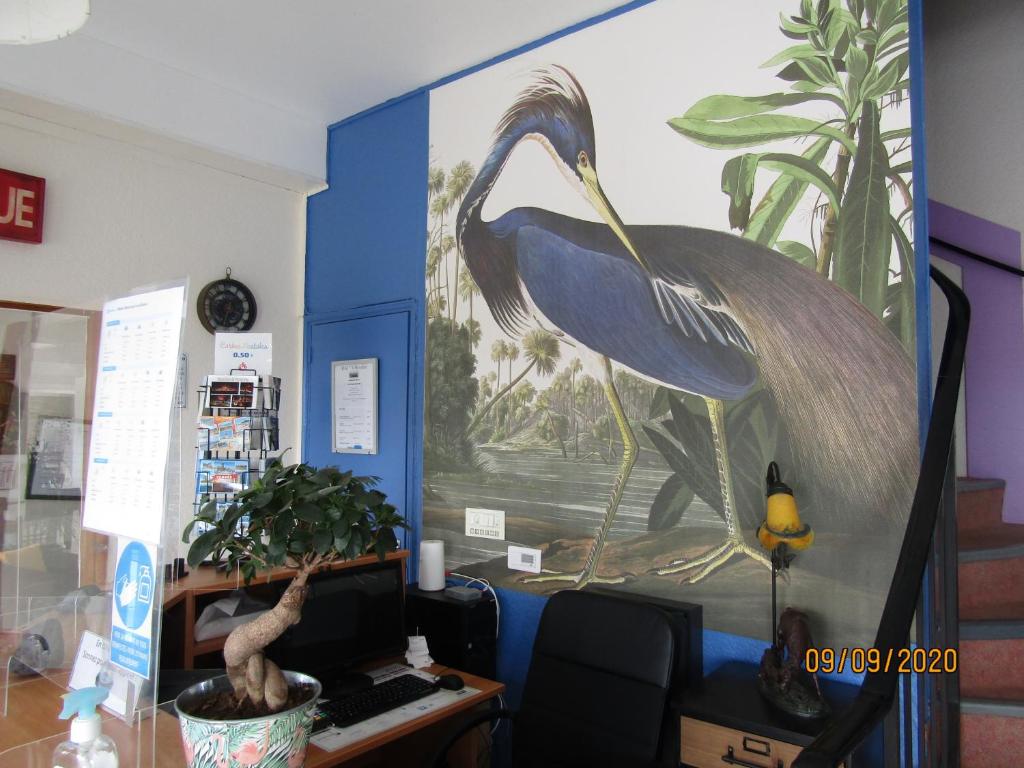 una gran pintura de un pájaro en una pared en Le Mareuillais Hotel-Restaurant, en Mareuil-sur-Lay