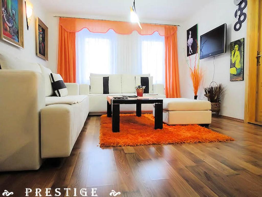 - un salon avec un canapé et une table dans l'établissement Apartment Centar, à Sarajevo