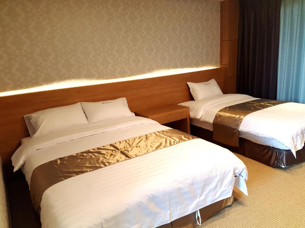 Postel nebo postele na pokoji v ubytování YangYang International Airport Hotel
