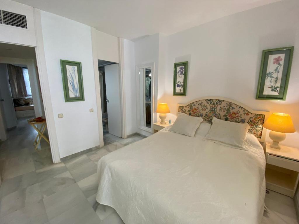 Posteľ alebo postele v izbe v ubytovaní Marbella House - EaW Homes