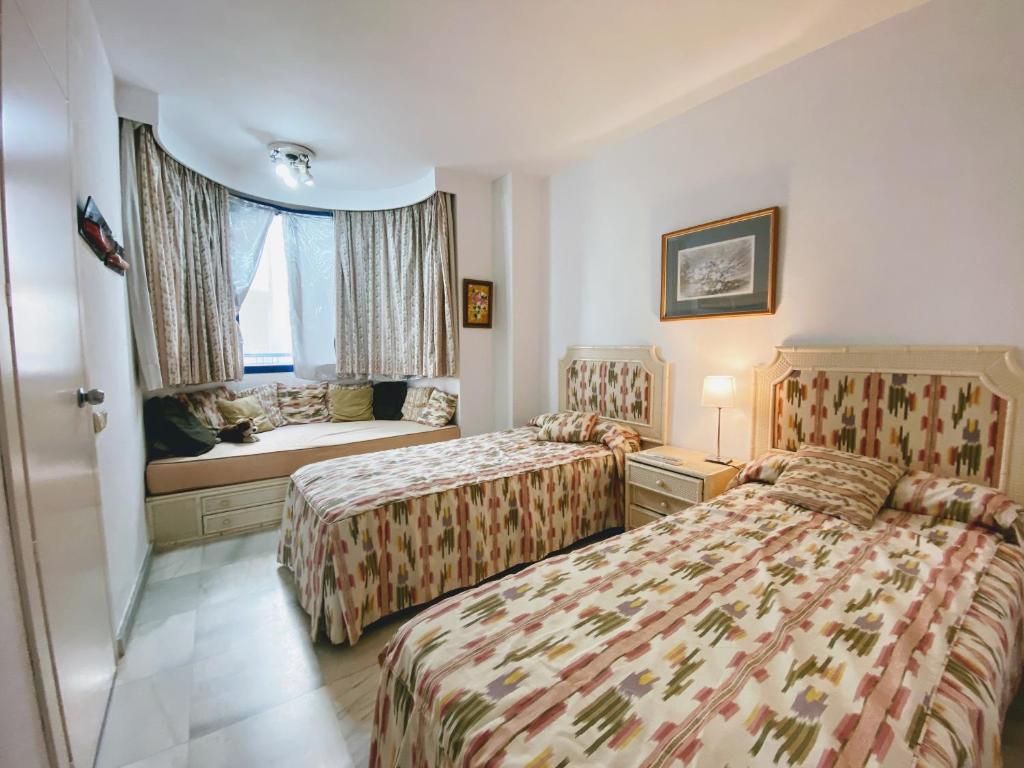 Posteľ alebo postele v izbe v ubytovaní Marbella House - EaW Homes