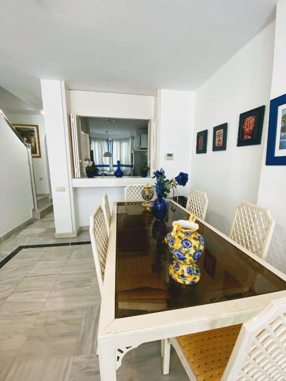 Kuchyňa alebo kuchynka v ubytovaní Marbella House - EaW Homes