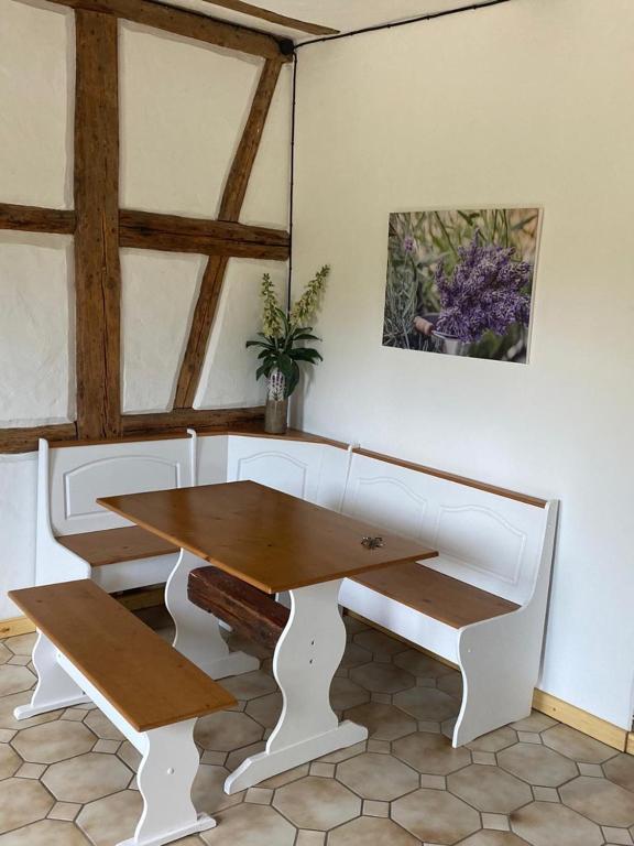 einen Holztisch und eine Bank in einem Zimmer in der Unterkunft Ferienwohnung am grünen Band, Gretchen in Wittingen