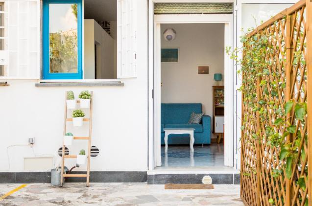 una sala de estar con un sofá azul en una casa en La Casetta di Posillipo, en Nápoles