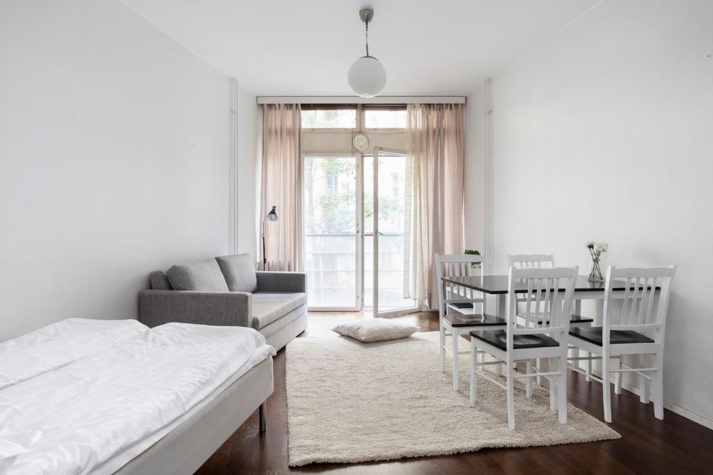 ヘルシンキにある2ndhomes Kluuvi Apartment 2のベッドルーム1室(ベッド1台、テーブル、椅子付)