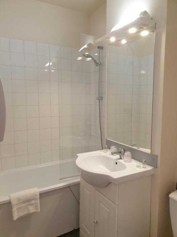 Koupelna v ubytování Hôtel Hermance