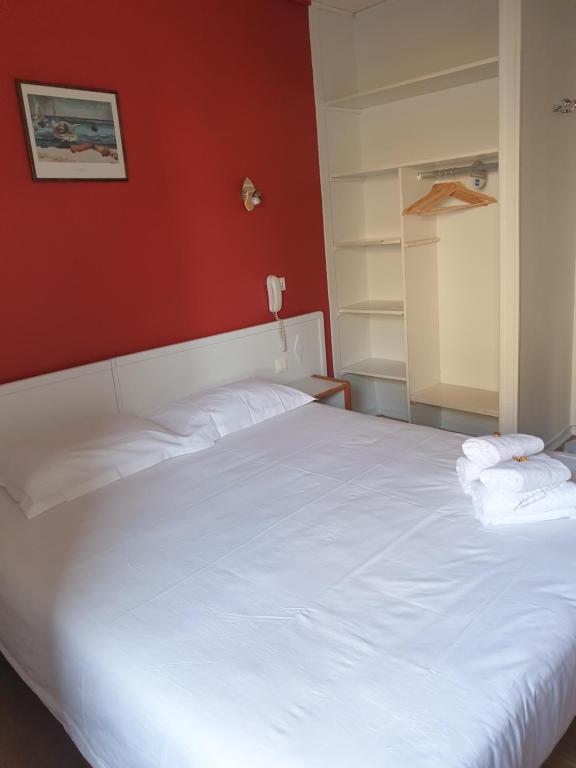 Postel nebo postele na pokoji v ubytování Hôtel Hermance