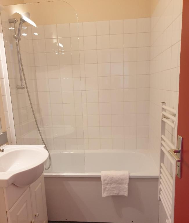 a bathroom with a shower and a sink and a tub at Hôtel Hermance in Bellegarde-sur-Valserine