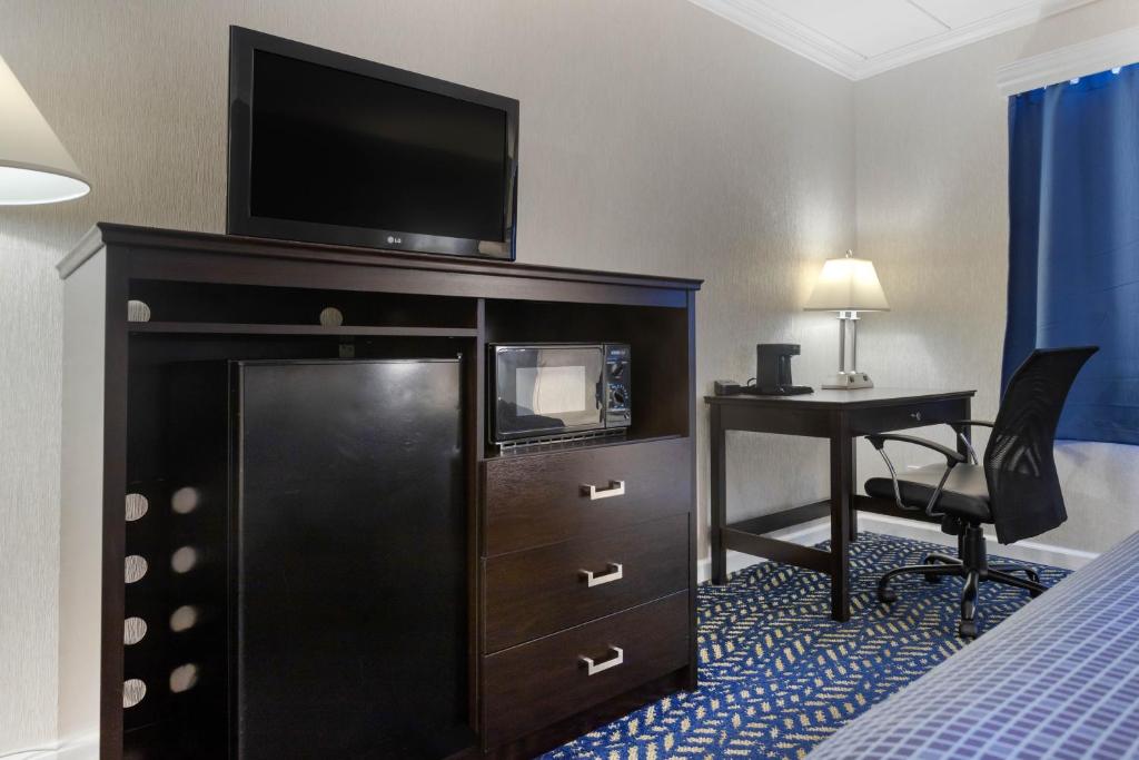 Econo Lodge - King Room - Accessible / Non-fumeur