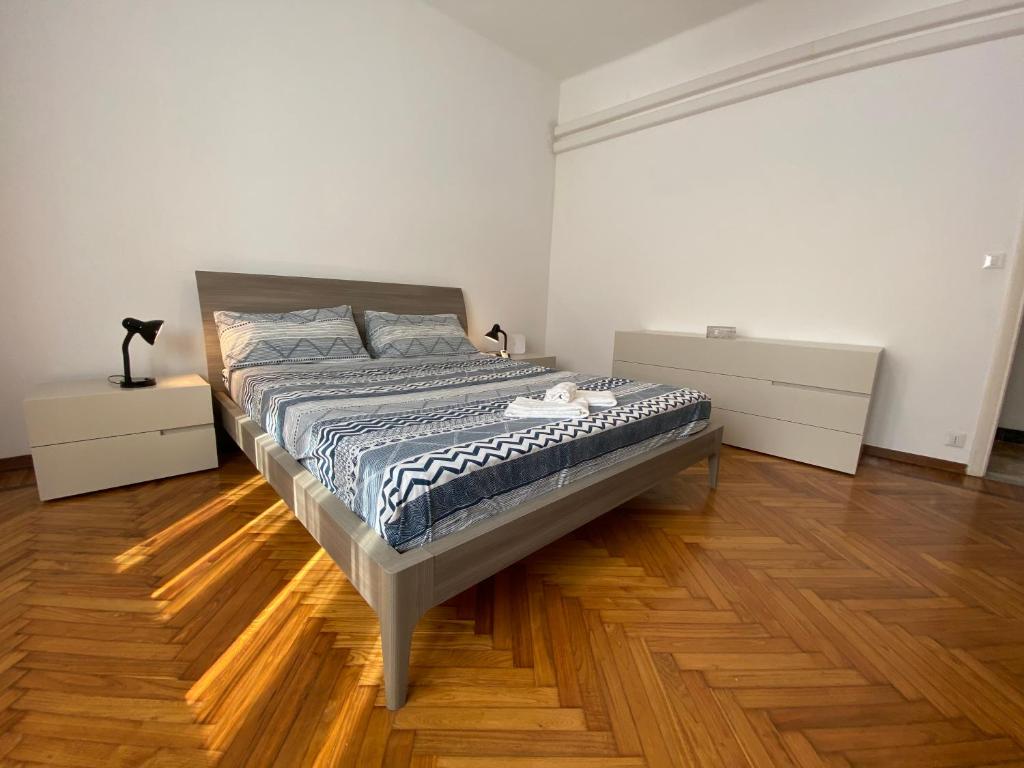 サンレモにあるSpazio e Luceのベッドルーム1室(ベッド1台付)
