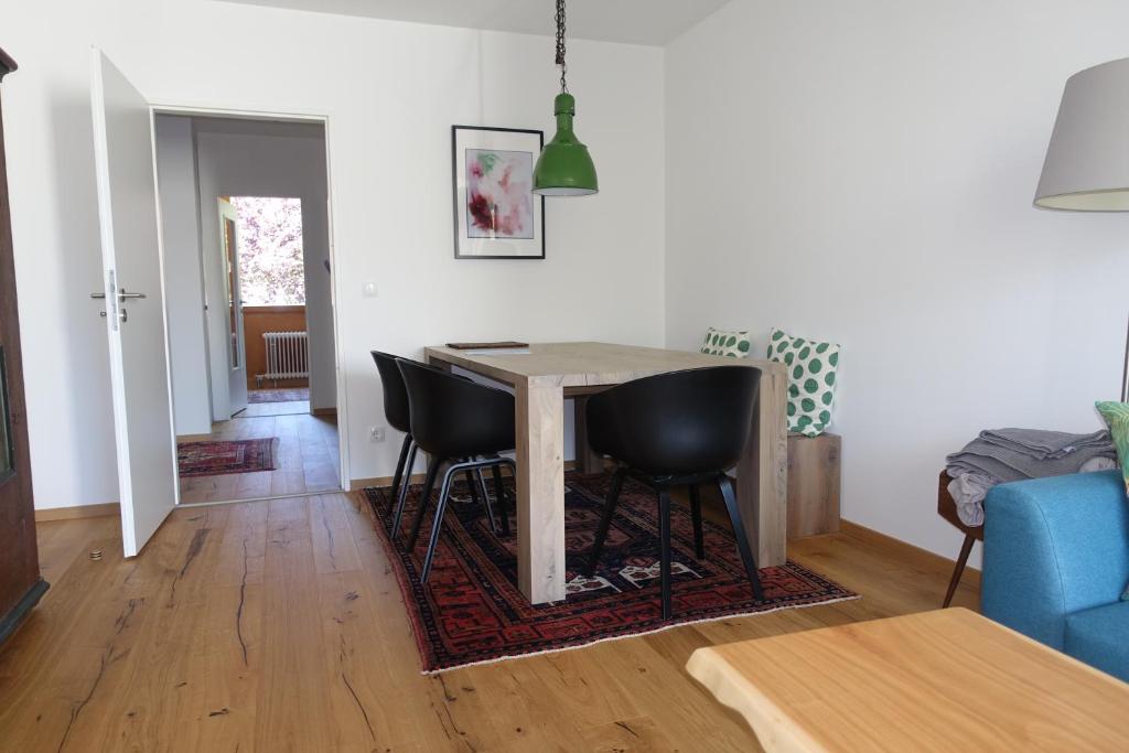 cocina y sala de estar con mesa y sillas en Nemos Paradies - TOP Lage am See und Sbahn, en Pöcking