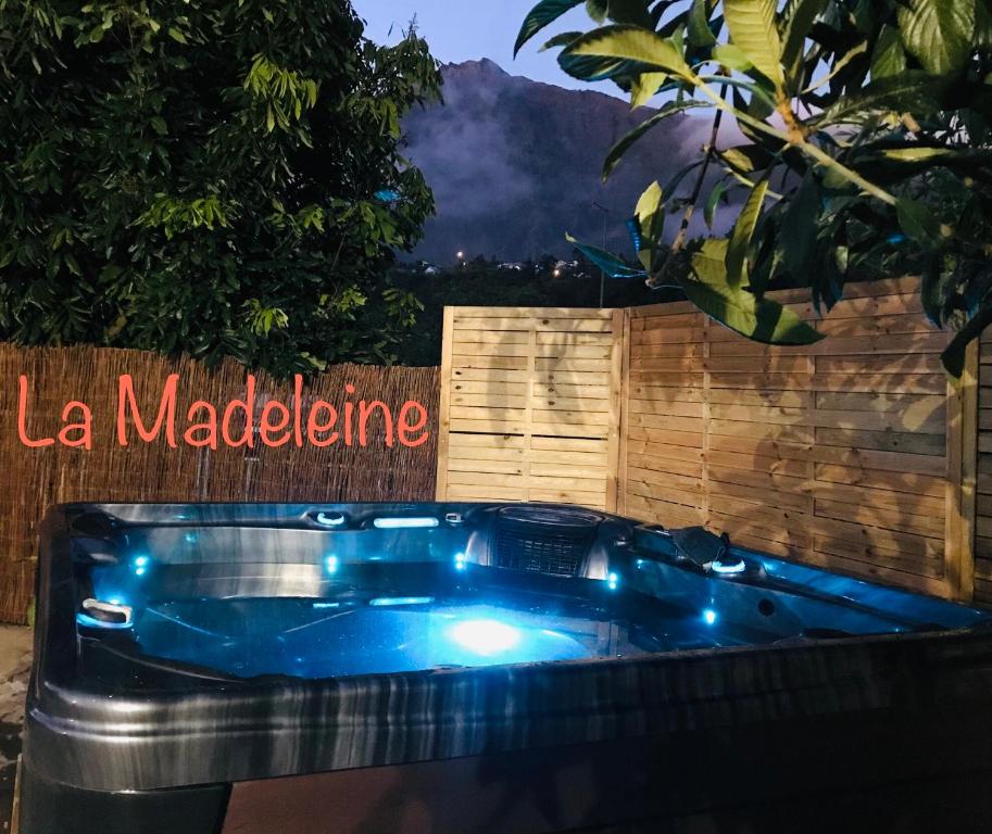 uma banheira de hidromassagem com um sinal que lê a madoria em La Madeleine em Cilaos